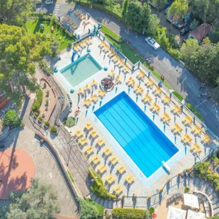 Mobile In Ferienresidenz Mit Pool Prázdninový dům *